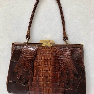 Vintage 40’s era Alligator Purse with feet. Excellent condition leather.